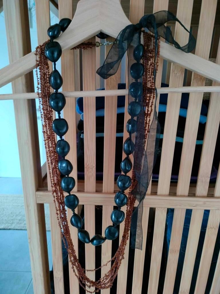 2 Lange Kettingen, 1x gedragen. Zwarte met een lintje dat me, Bijoux, Sacs & Beauté, Colliers, Enlèvement ou Envoi, Comme neuf