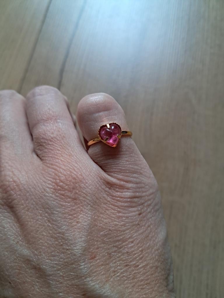 Bague fantaisie dorée avec coeur rose, Bijoux, Sacs & Beauté, Bagues, Enlèvement ou Envoi, Comme neuf, Rose, Femme