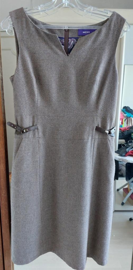 robe hiver brune chevron, bride cuir réglable,décol V 38/40, Enlèvement ou Envoi, Comme neuf, Taille 38/40 (M), Brun