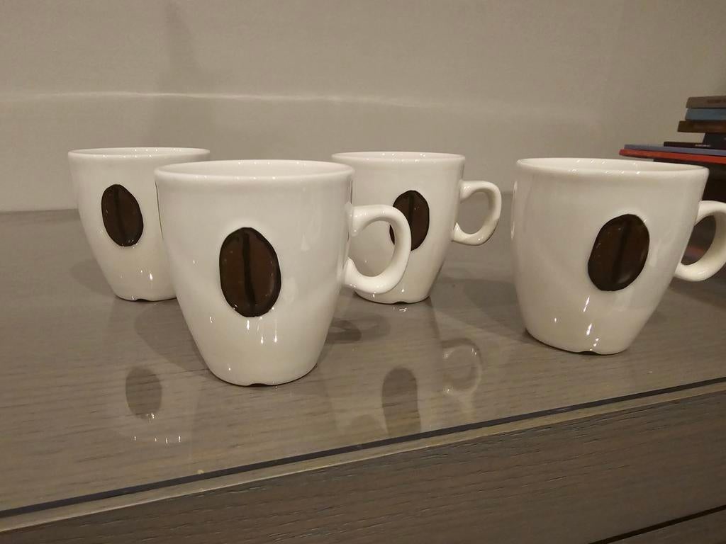 4 leuke mokkatasjes met koffieboontje op, Ophalen of Verzenden, Zo goed als nieuw