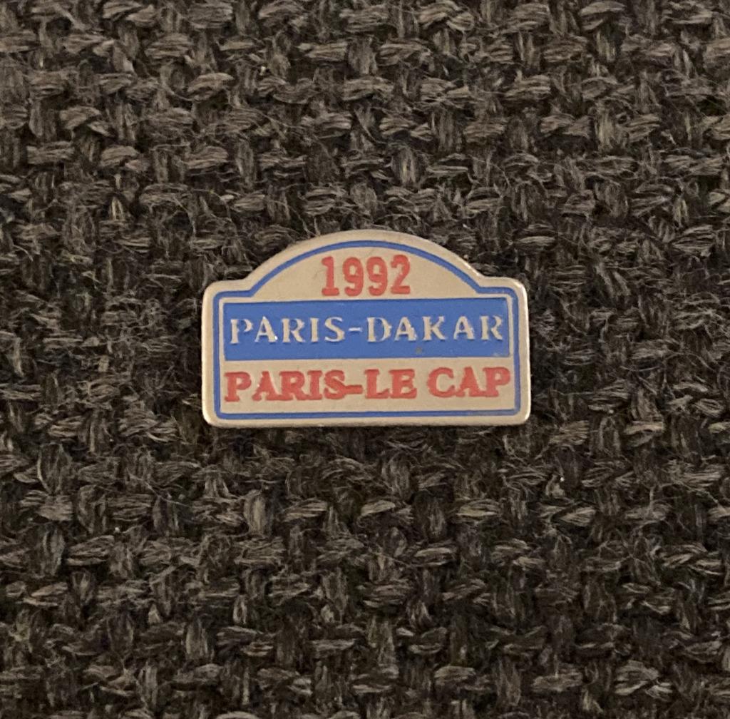 PIN - PARIS-DAKAR 1992 - PARIS LE CAP - RALLYE - RALLY, Verzenden, Gebruikt, Sport, Speldje of Pin