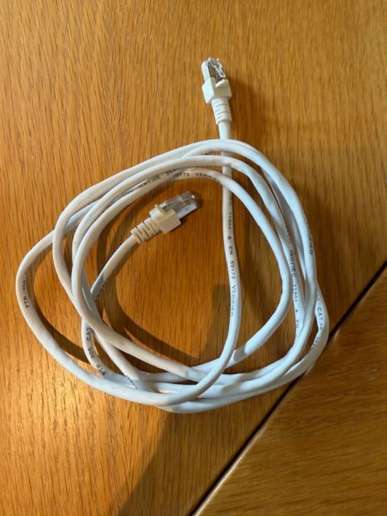 UTP kabel? 2 meter, Doe-het-zelf en Bouw, Ophalen of Verzenden, Gebruikt, Kabel of Snoer