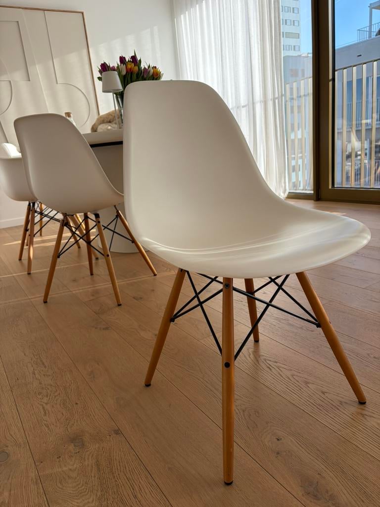4 Stuks Eames Platic Side Chair DSW in Nieuwstaat, Huis en Inrichting, Ophalen, Zo goed als nieuw, Wit