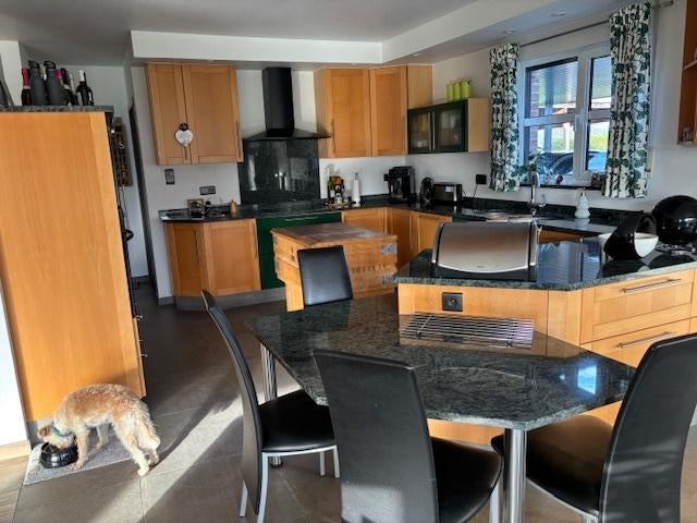Keuken in goede staat met toestellen, Huis en Inrichting, Ophalen, U-keuken, Bruin, Graniet of Steen