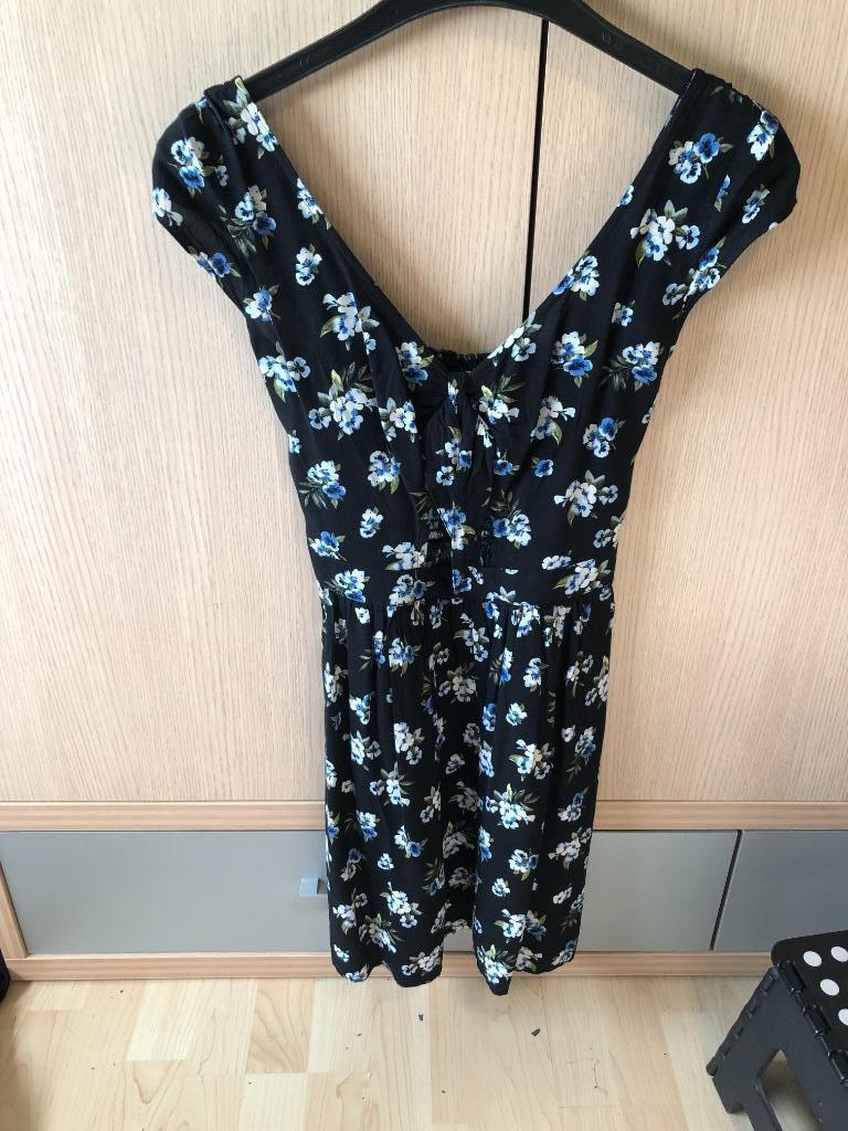 Zwart kleedje met bloemen van Hollister, Zwart, Ophalen of Verzenden, Zo goed als nieuw, Maat 36 (S)