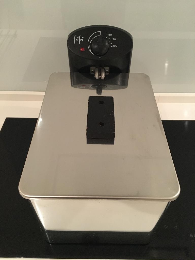 Friteuse FriFri, Elektronische apparatuur, 4 liter of meer, Ophalen, Zo goed als nieuw, Uitneembare binnenpan