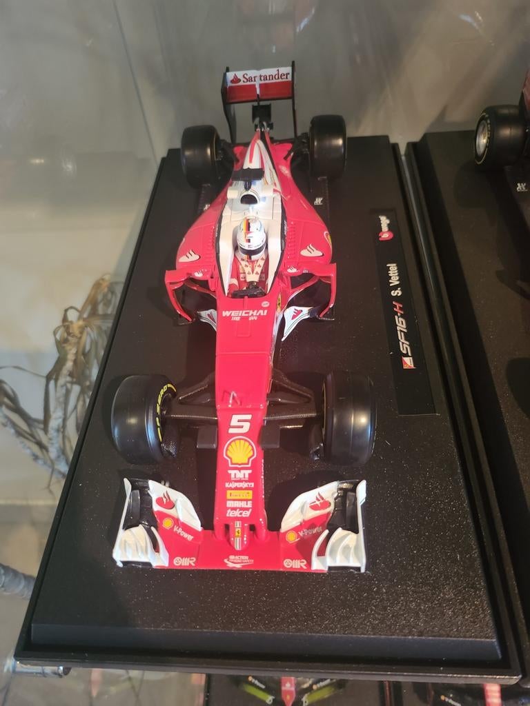 Burago F1 1/18 Seb Vettel x6, Ophalen of Verzenden