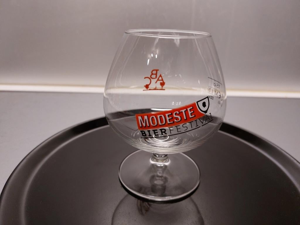 Verre de fête de la bière Modeste, Enlèvement ou Envoi, Comme neuf, Verre ou Verres, Autres marques