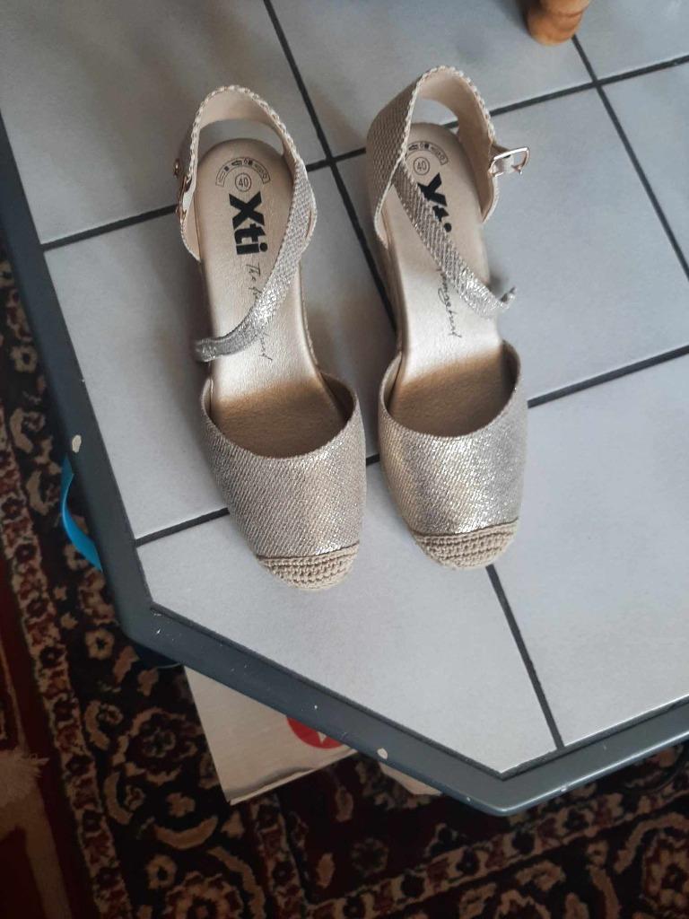 sandales à boucle taille 40 le prix était de 49,99 euros mai, Enlèvement ou Envoi, Xti, Autres couleurs, Comme neuf