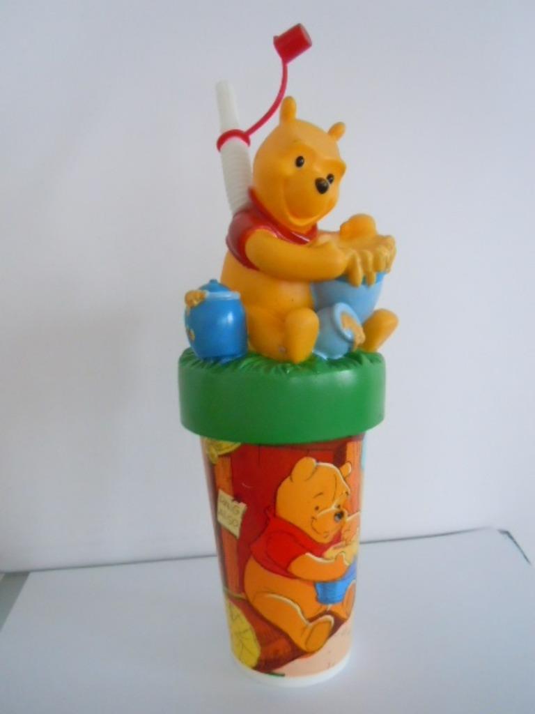 Winnie de Poeh beker met rietje - Disney in harde plastiek, Verzamelen, Ophalen of Verzenden, Winnie de Poeh of vrienden, Zo goed als nieuw