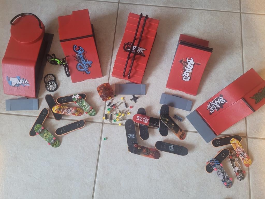 Lot de skateboard + tremplin, Enlèvement, Comme neuf
