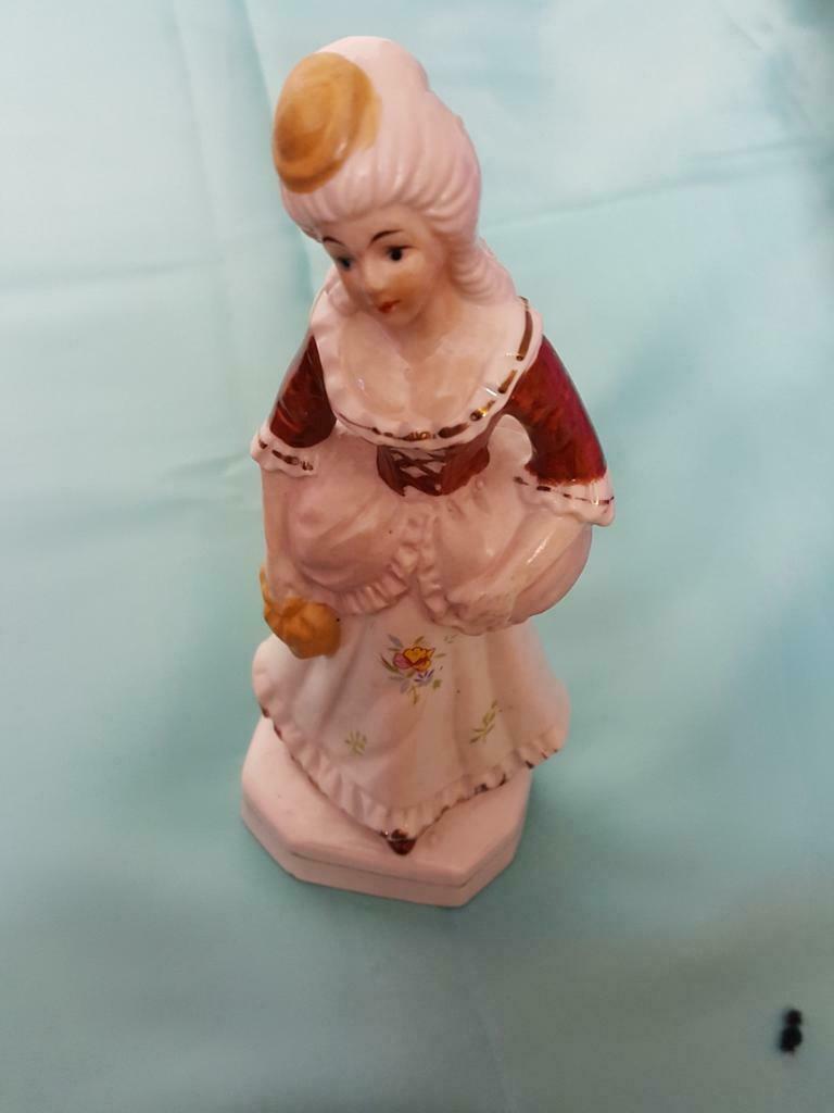 Statuette en porcelaine, Enlèvement