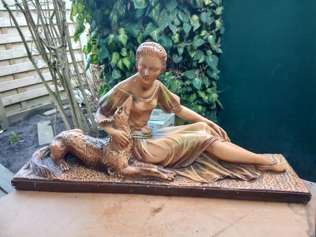 Beeld kalk dame met windhond, Enlèvement