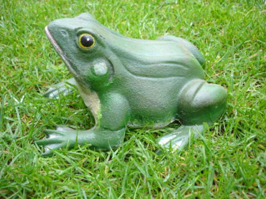 Beeld van een kikker gemaakt van gietijzer in deze kleuren, Tuin en Terras, Ophalen, Nieuw, Metaal, Dierenbeeld