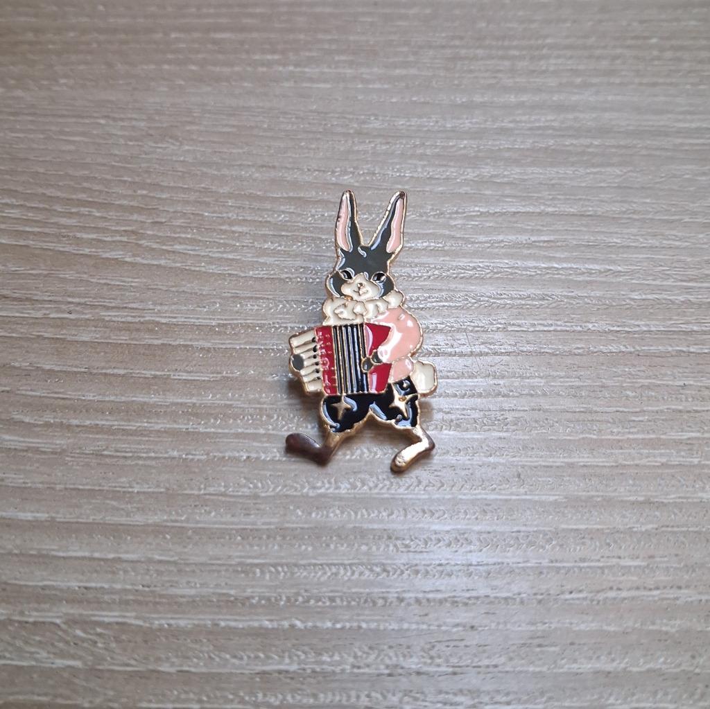 PIN - KONIJN MET ACCORDEON - LAPIN, Verzamelen, Ophalen of Verzenden, Gebruikt, Figuurtje, Speldje of Pin