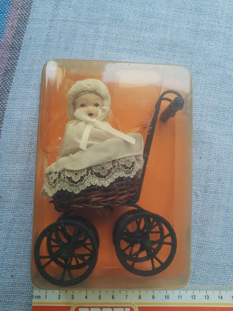 Porseleinen popje met kinderwagen, nog nieuw in verpakking, Ophalen of Verzenden, Zo goed als nieuw