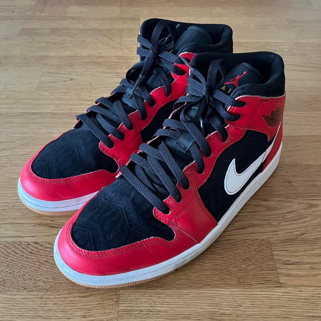 Nike Air Jordan 1 Mid rood en zwart — Maat 44, Zwart, Nike, Ophalen of Verzenden, Sneakers