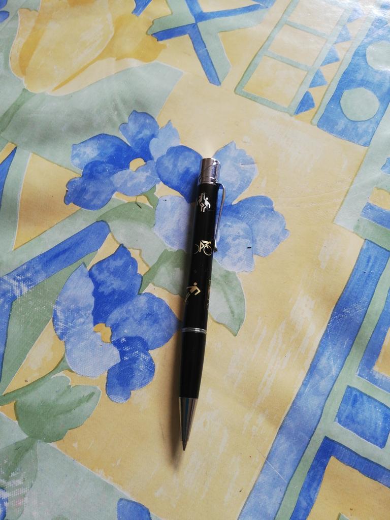 Stylo à bille et briquet. Neuf., Zo goed als nieuw