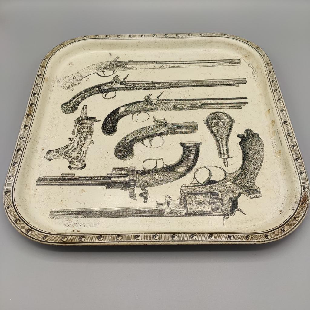 Plateau « Pistole » vintage Piero Fornasetti, Enlèvement ou Envoi, Utilisé, Carré, Métal