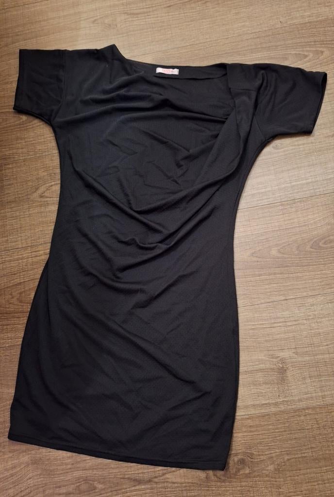 Zwart gelegenheidsjurkje tot net aan de knie maat Smal., Kleding | Dames, Zwart, Ophalen of Verzenden, Zo goed als nieuw, Happy 13