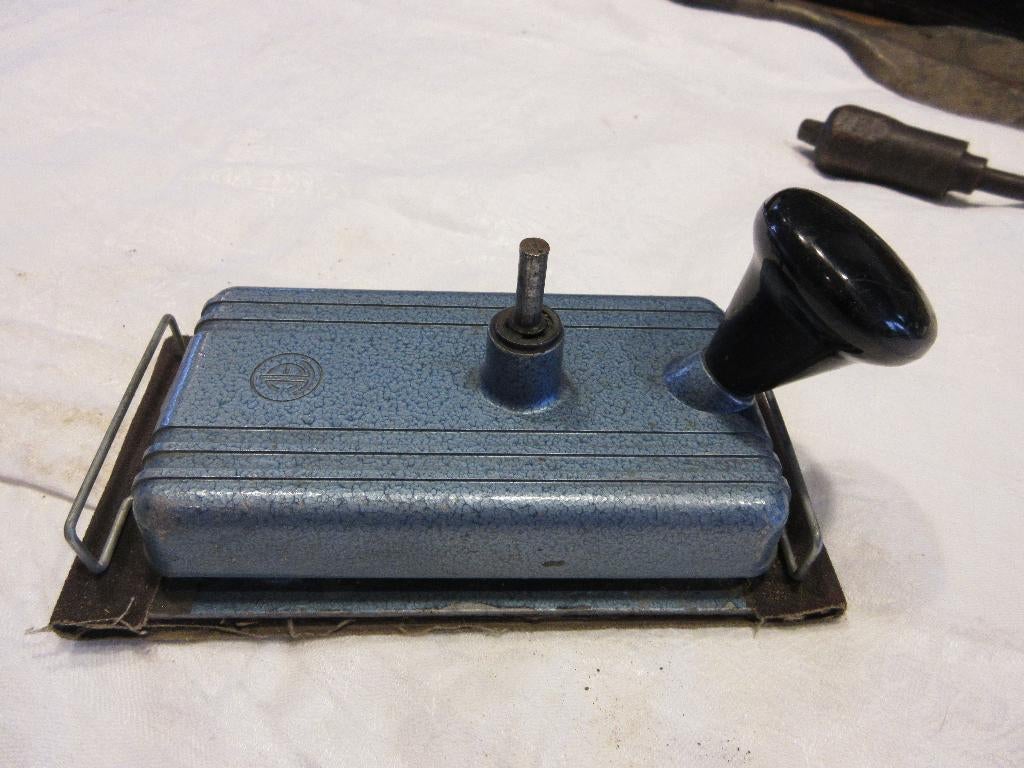 Oude vintage schuurmachine handschuurmachine werkgerief, Doe-het-zelf en Bouw, Ophalen
