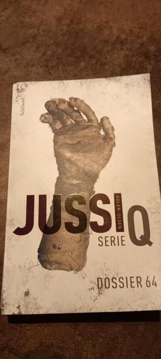 Jussi Adler-Olsen - Dossier 64, Livres, Thrillers, Comme neuf, Pays-Bas, Enlèvement
