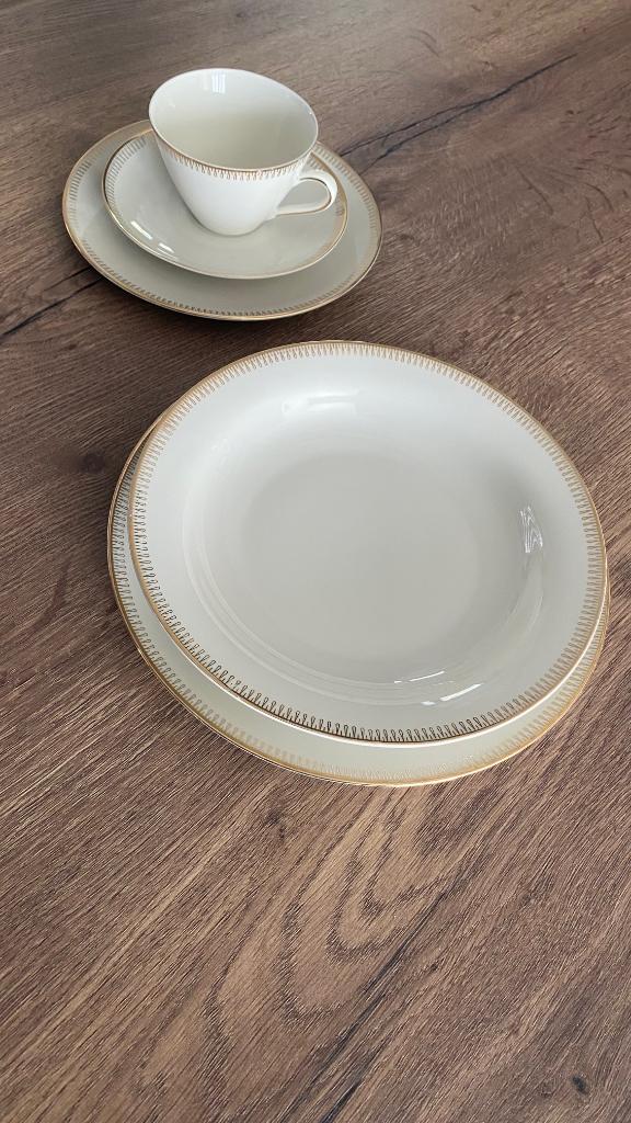 eetset eetborden en kopjes met schoteltjes - te koop / setje, Verzamelen, Ophalen, Zo goed als nieuw, Porselein, Compleet servies