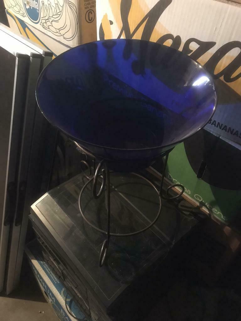 Glazen siervaas in blauw glas met metalen sokkel, Ophalen