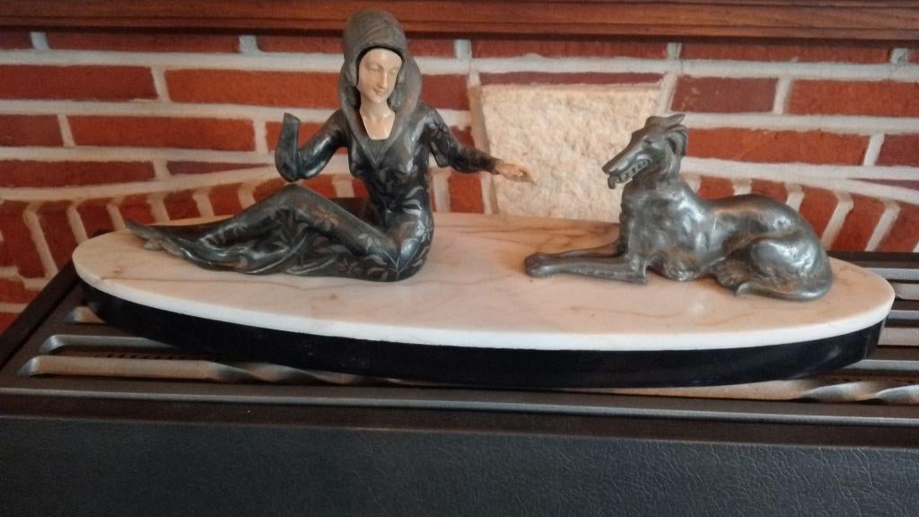Femme art-déco avec statue de chien, Enlèvement