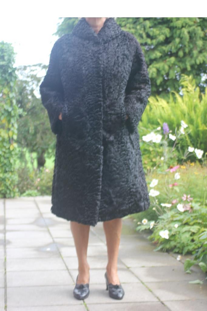 Très beau manteau en fourrure astrakan, Enlèvement, Comme neuf, Taille 42/44 (L), Noir