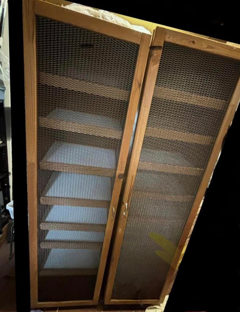 Twee. Verluchtende schoenenkast in IKEA., Maison & Meubles, Armoires | Étagères à chaussures, Comme neuf, Enlèvement