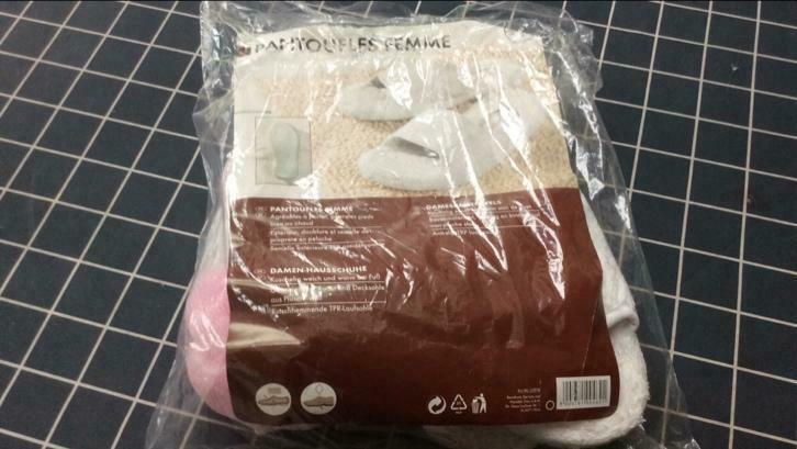 Splinternieuw. 3 badsponzen en 1 paar badslippers, maat 38., Ophalen of Verzenden, Nieuw, Wit, Overige typen