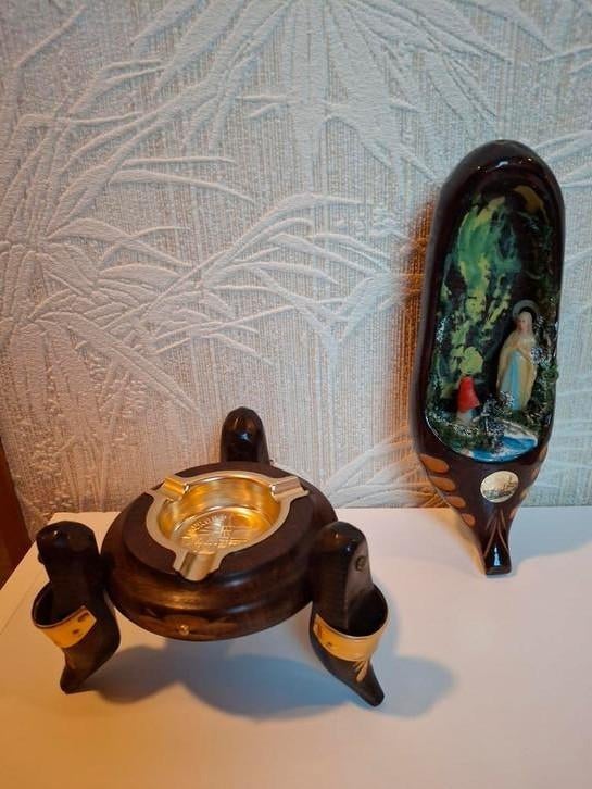 Houten asbak met 3 klompjes als pootjes van Lourdes, Ophalen of Verzenden, Zo goed als nieuw