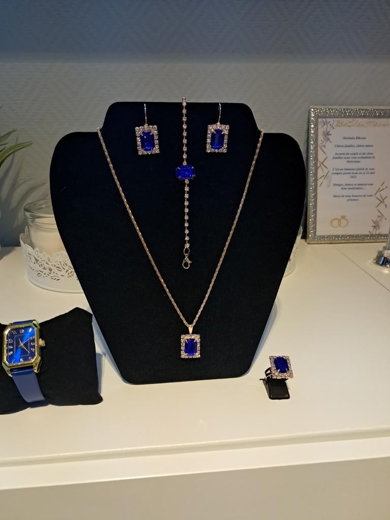 Parure bleue complète avec montre assortie, Bijoux, Sacs & Beauté, Colliers, Neuf, Enlèvement ou Envoi, Avec pendentif, Autres matériaux