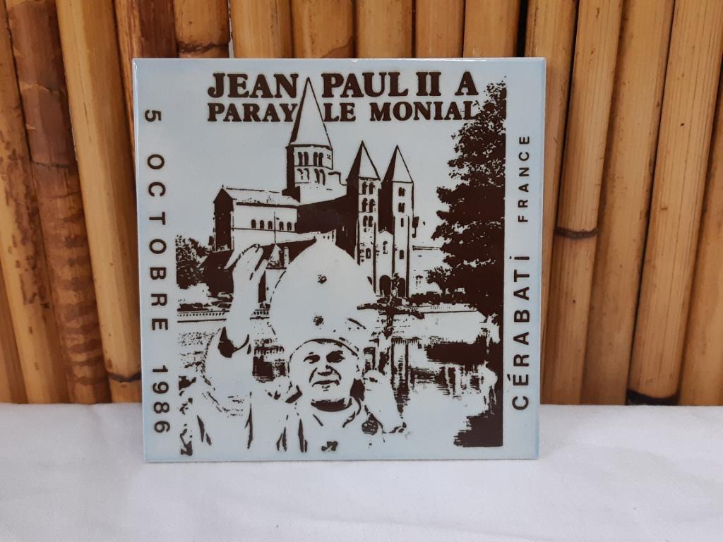 Carrelage commémoratif de la visite du pape Jean-Paul II, Enlèvement ou Envoi