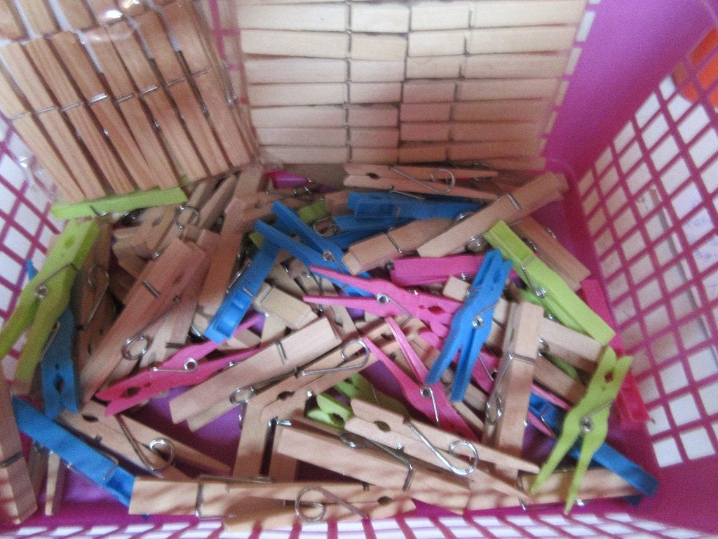 150 nieuwe houten wasknijpers, Ophalen