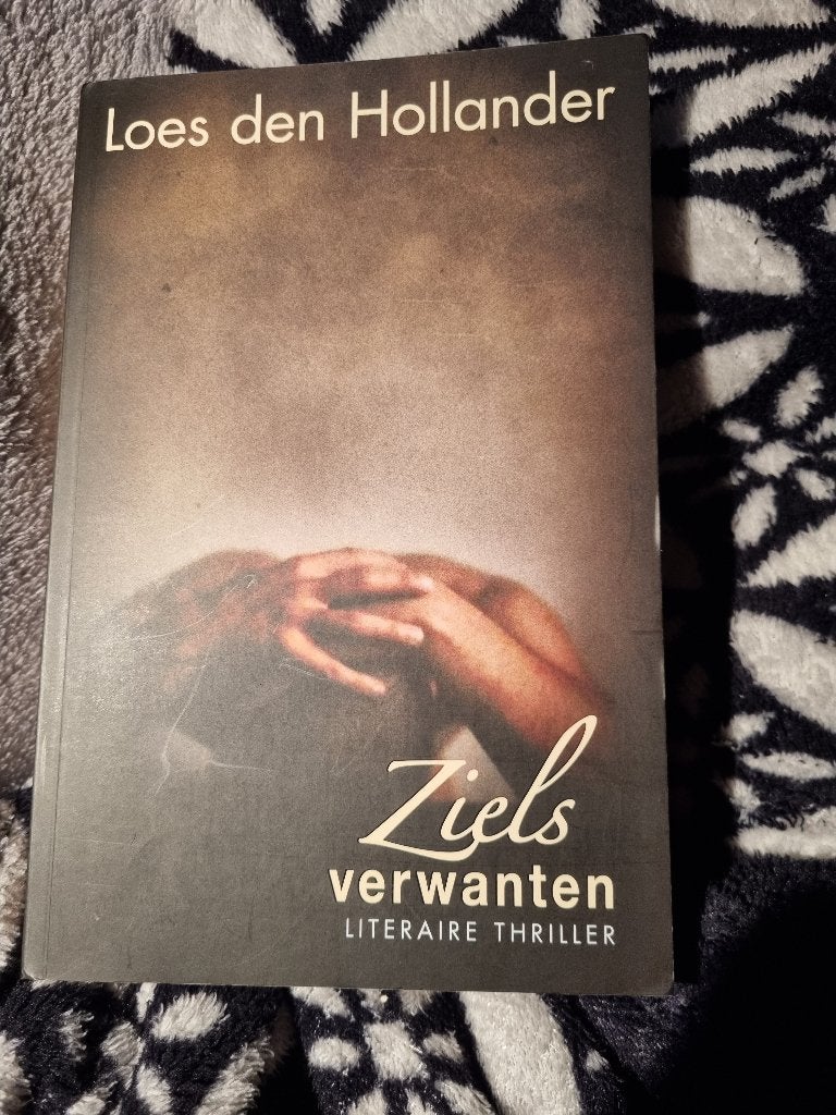 Boek Loes den Hollander  -  Zielsverwanten, Livres, Thrillers, Loes den Hollander, Enlèvement ou Envoi, Comme neuf, Pays-Bas