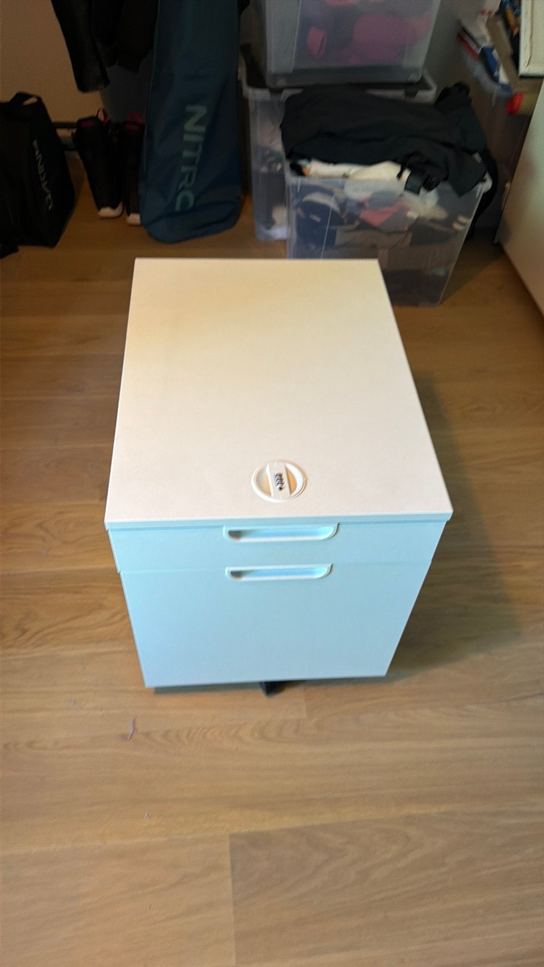 Bureau meubel op wieltjes en afsluitbaar, Huis en Inrichting, Bureaus, Ophalen, Met lades, Spaanplaat of MDF, Zo goed als nieuw
