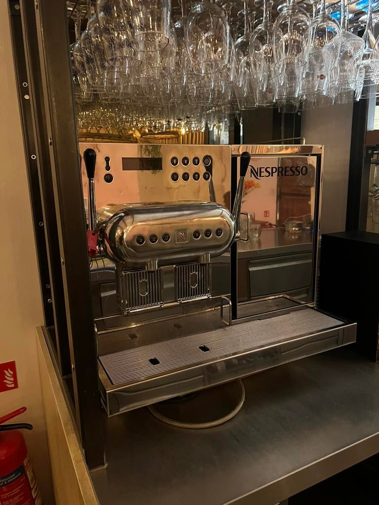 Aguilla 220 NESPRESSO PRO, Electroménager, Dosettes et capsules de café, Ne fonctionne pas, 10 tasses ou plus, Enlèvement