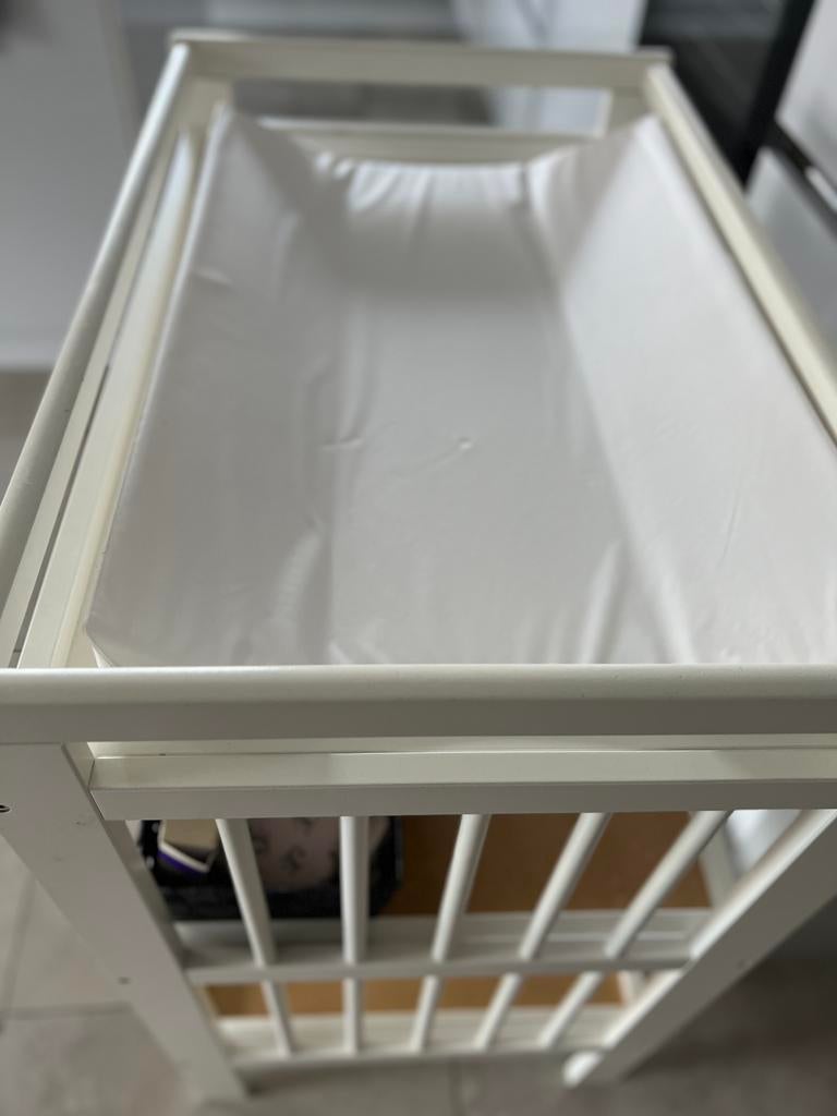 Meuble sous-vasque IKEA avec matelas à langer, Enfants & Bébés, Bains & Soins, Enlèvement, Comme neuf