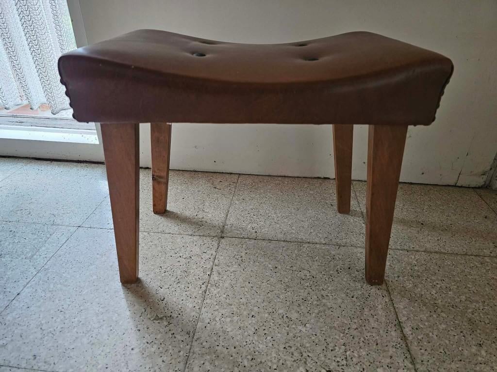 voetbankje jaren zeventig stijl, Ophalen