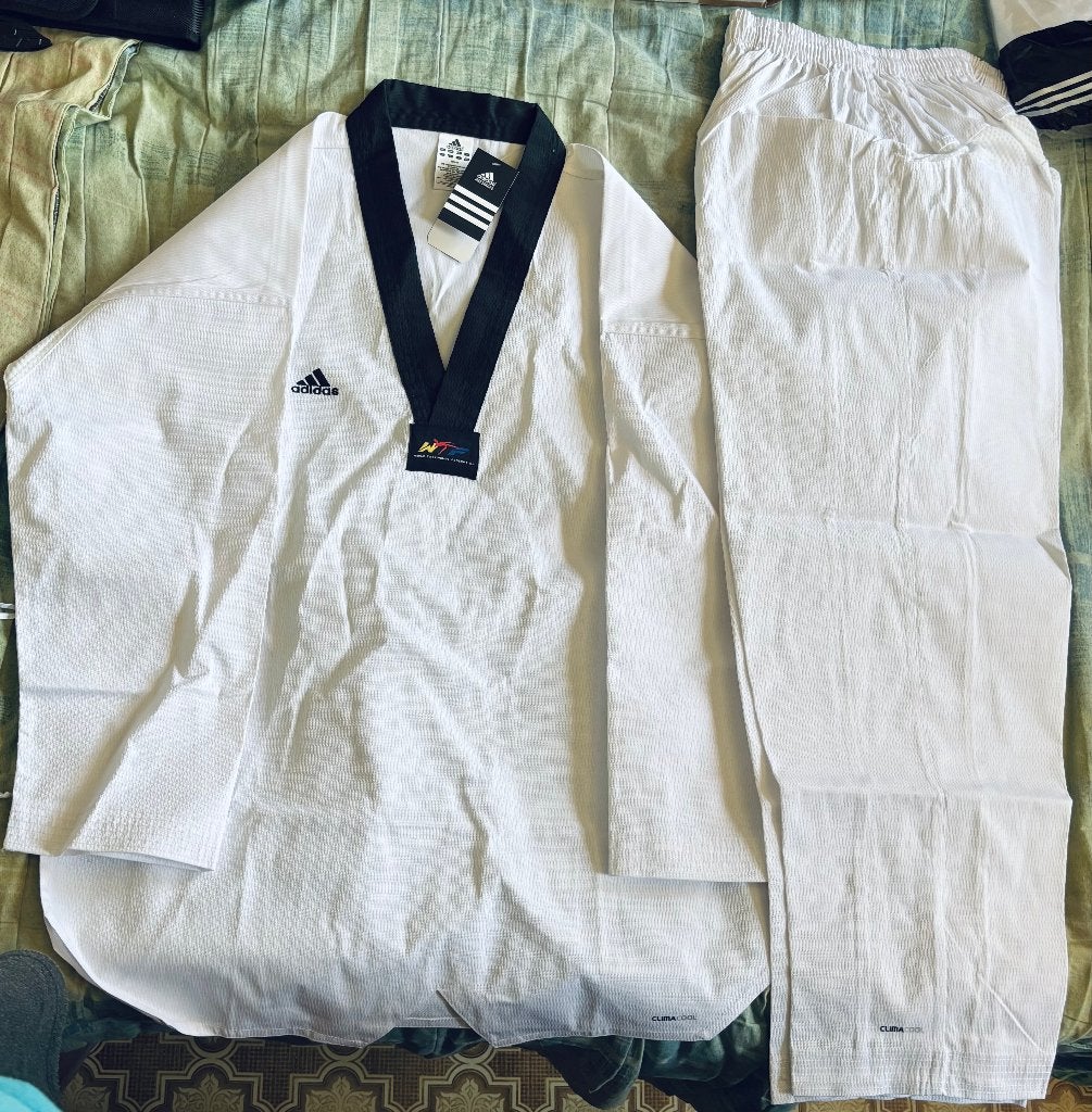 Dobok Adidas - Taille 200, Sport en Fitness, Groter dan maat XL, Nieuw, Vechtsportkleding, Verzenden