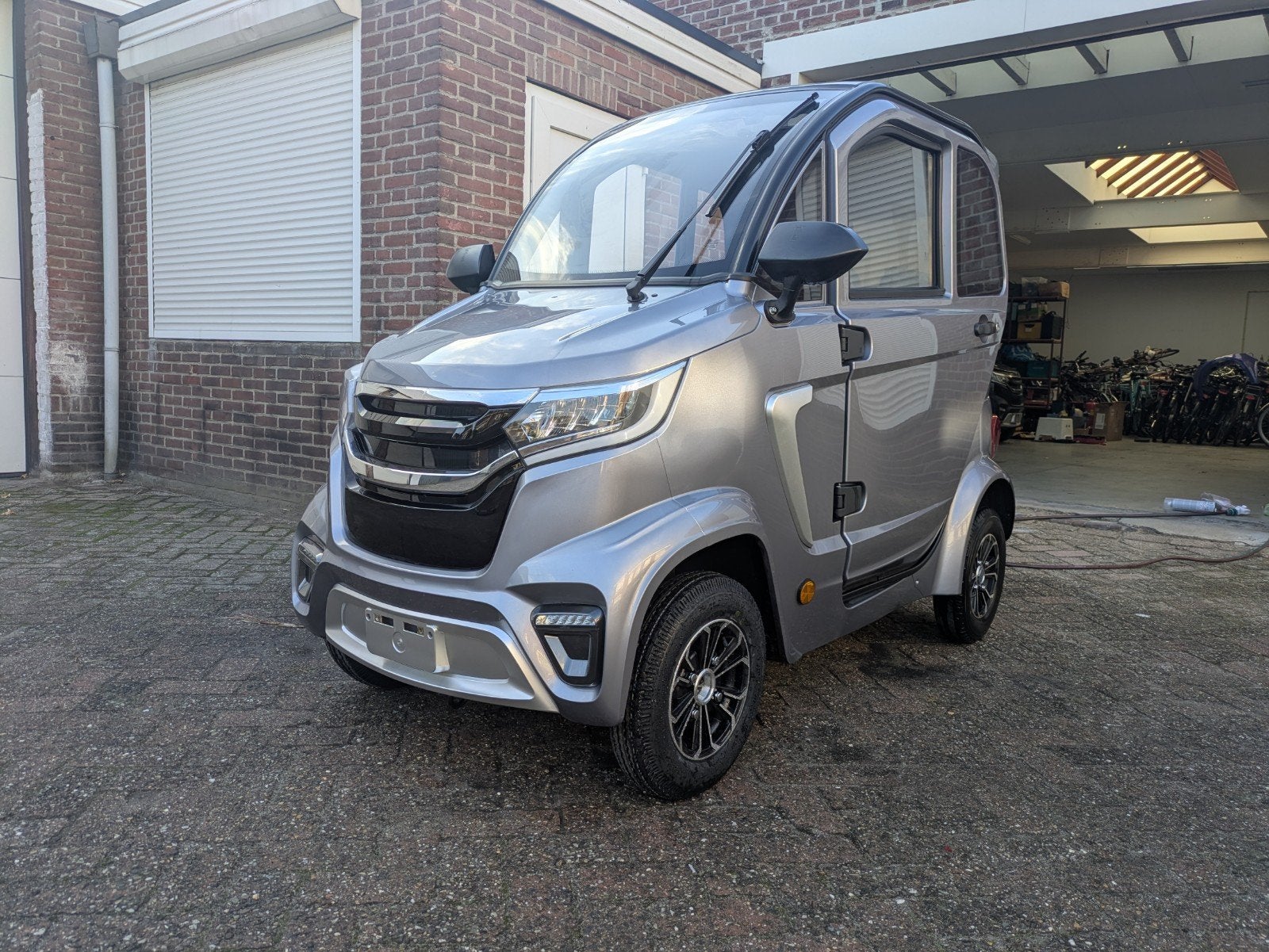 Nette elektrische scootmobiel met volledig overdekte cabine, Ophalen, Microcar, Zo goed als nieuw, 16 km/u of meer