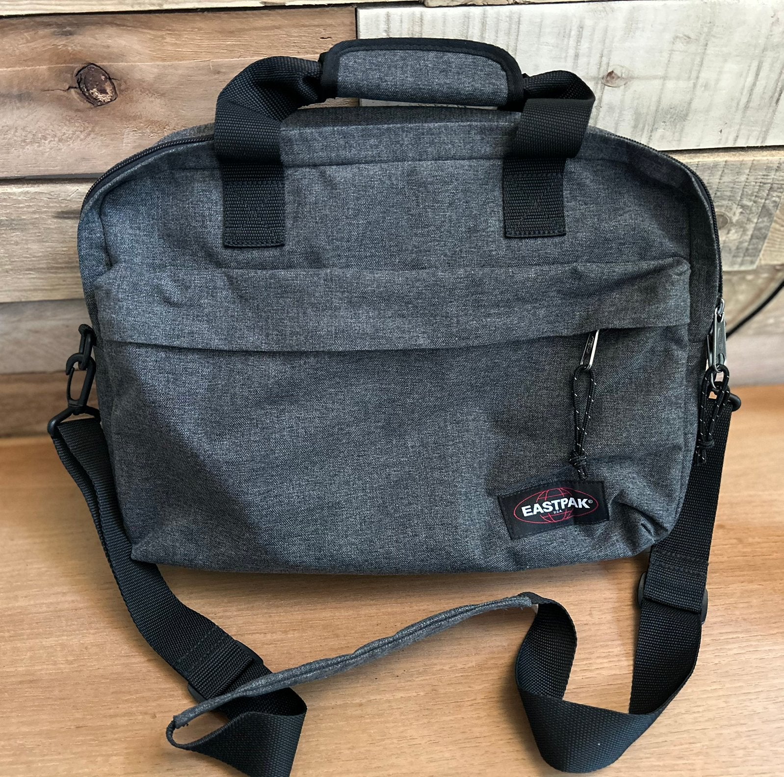 Sacoche pour ordinateur portable Eastpak, Enlèvement ou Envoi, Comme neuf, Sac à bandoulière