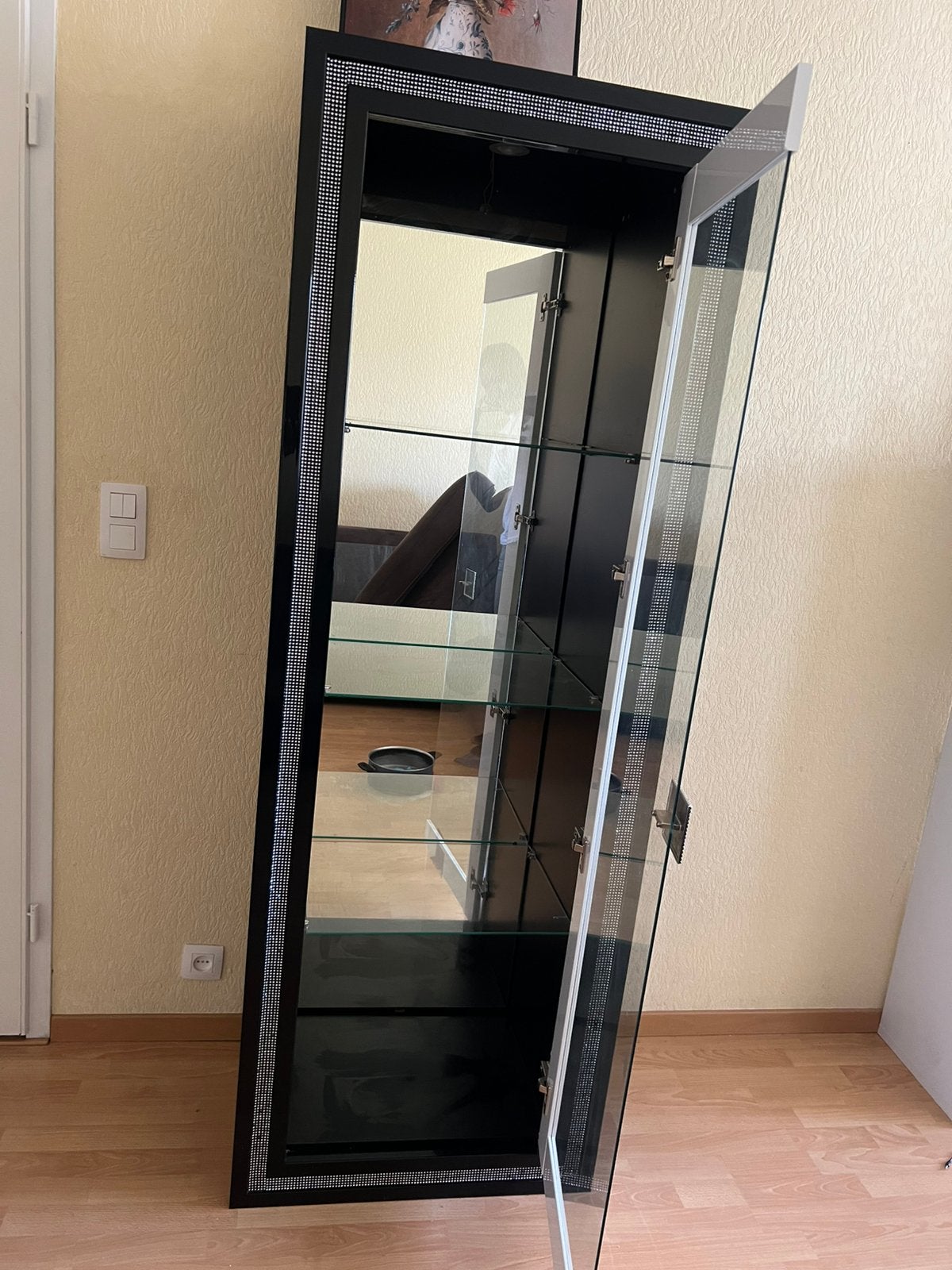 Vitrine moderne en très bon état, Maison & Meubles, 25 à 50 cm, Avec porte(s), Autres essences de bois, Comme neuf