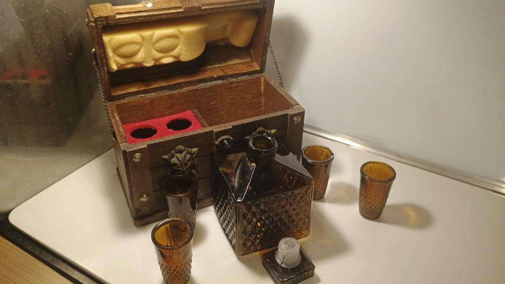 Mini cave à liqueur datant du début XX EME siècle., Antiquités & Art, Enlèvement ou Envoi