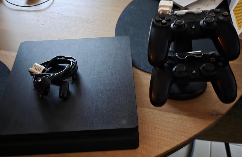 Playstation 4 slim 1TB te koop+ 2 controllers en laadstation, Games en Spelcomputers, Spelcomputers | Sony PlayStation 4, Ophalen