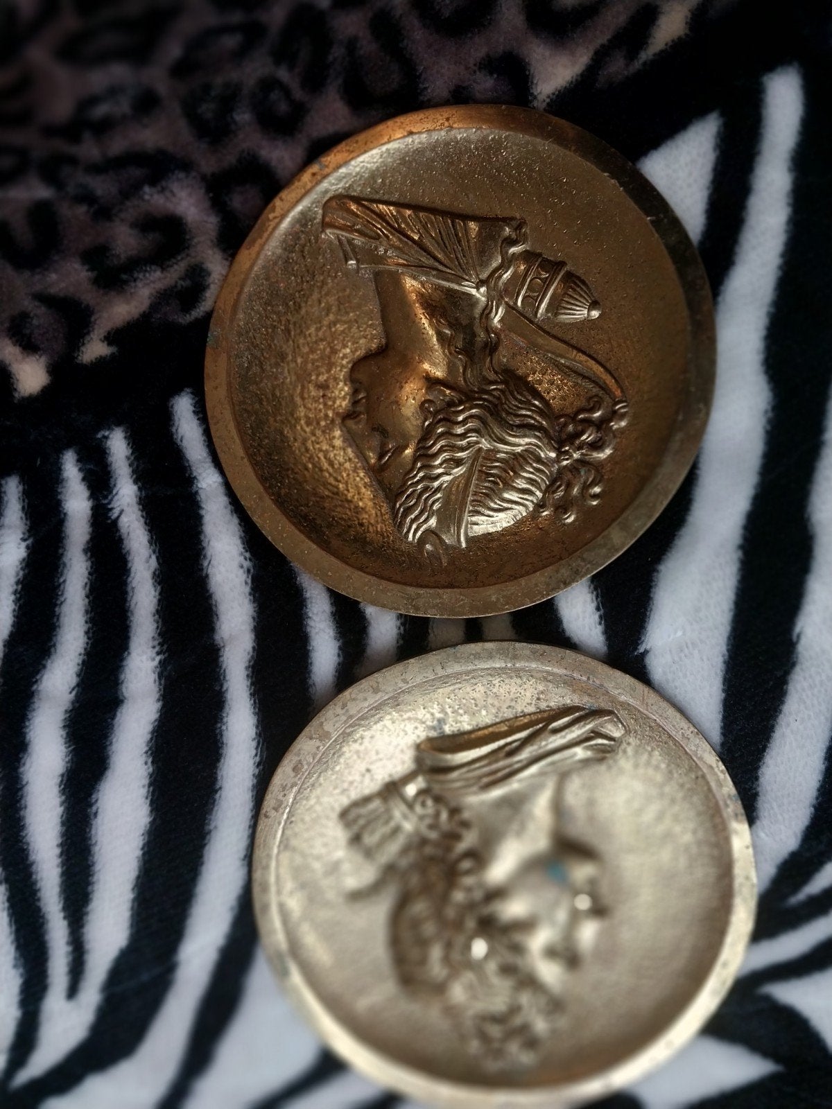Set van 2 Vintage Messing Wandmedaillons / Reliëf Plaquettes, Postzegels en Munten, Munten | Amerika, Ophalen