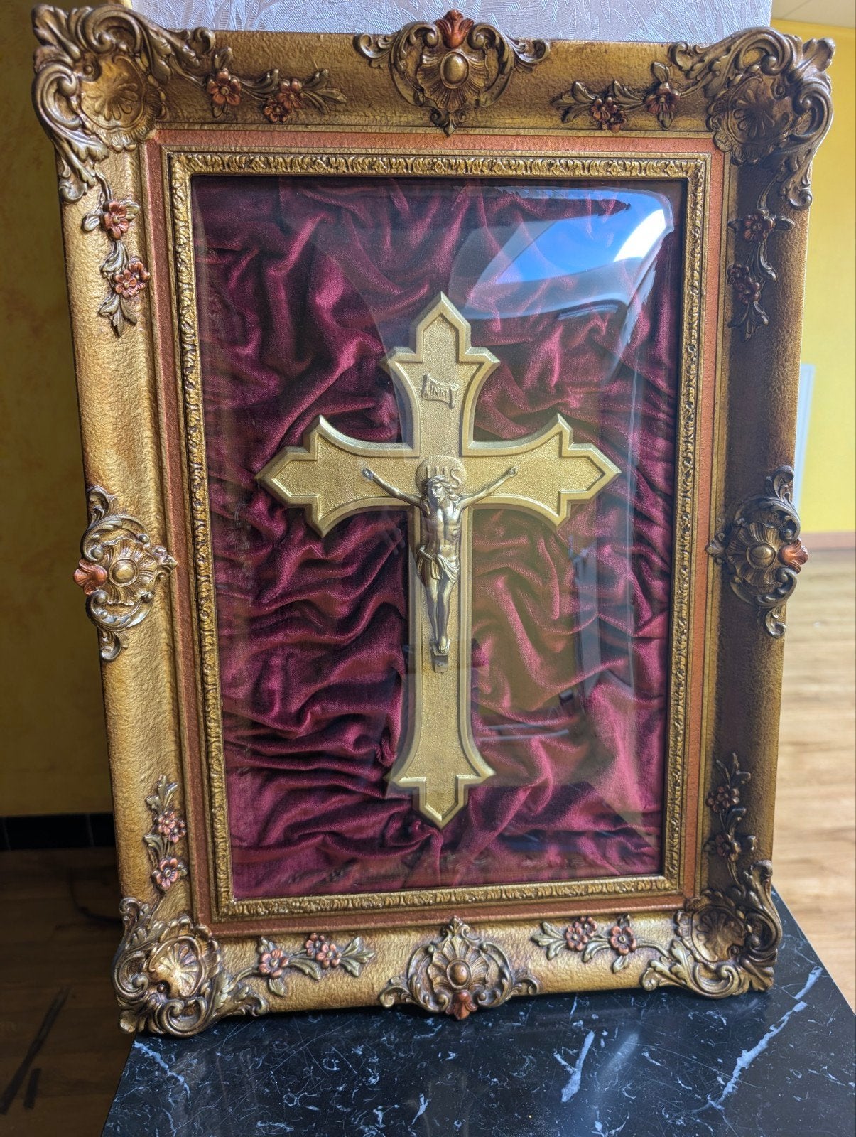 Zeer mooie lijst met kruisbeeld onder glas, Ophalen