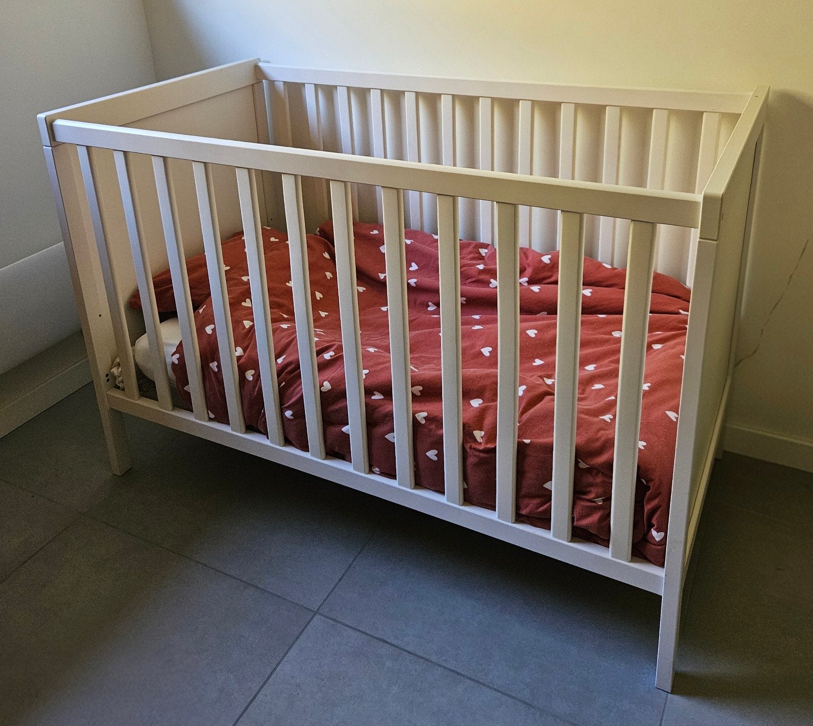 Babybed Sundvik + matras + lakens + aerosleep matrastopper, Kinderen en Baby's, Ophalen, Zo goed als nieuw, Ledikant